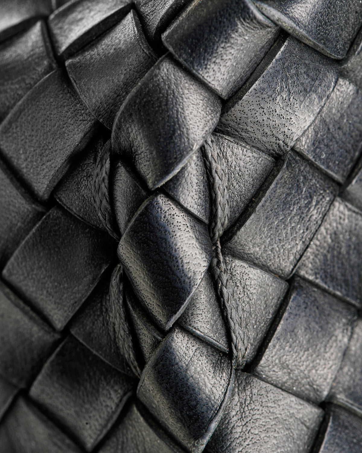 Box L - Bauletto grande in vacchetta intrecciata nera
