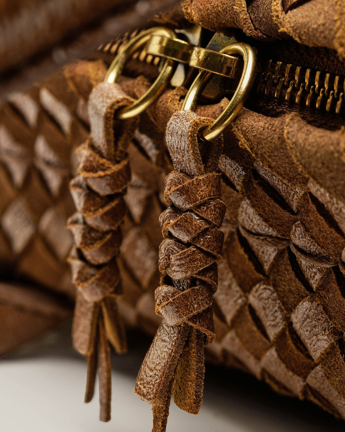 Box M - Bauletto medio in pelle intrecciata cuoio