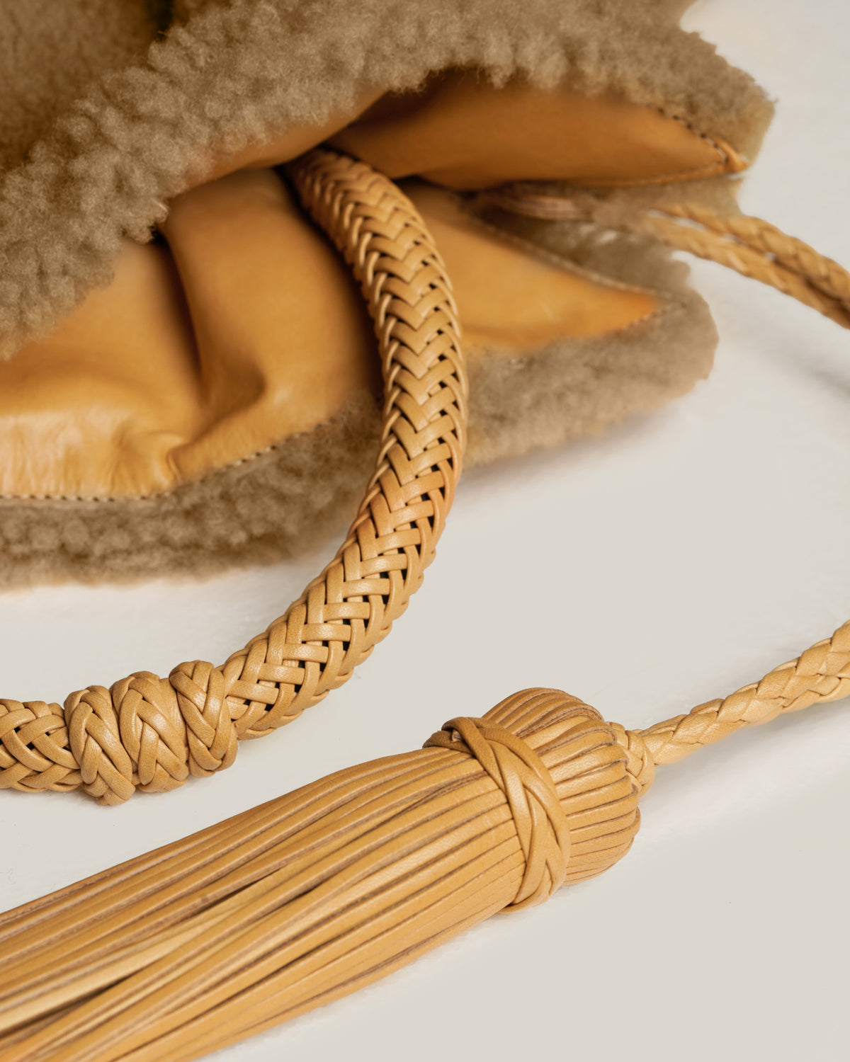 Mimma – Borsa in montone con dettagli in vacchetta naturale