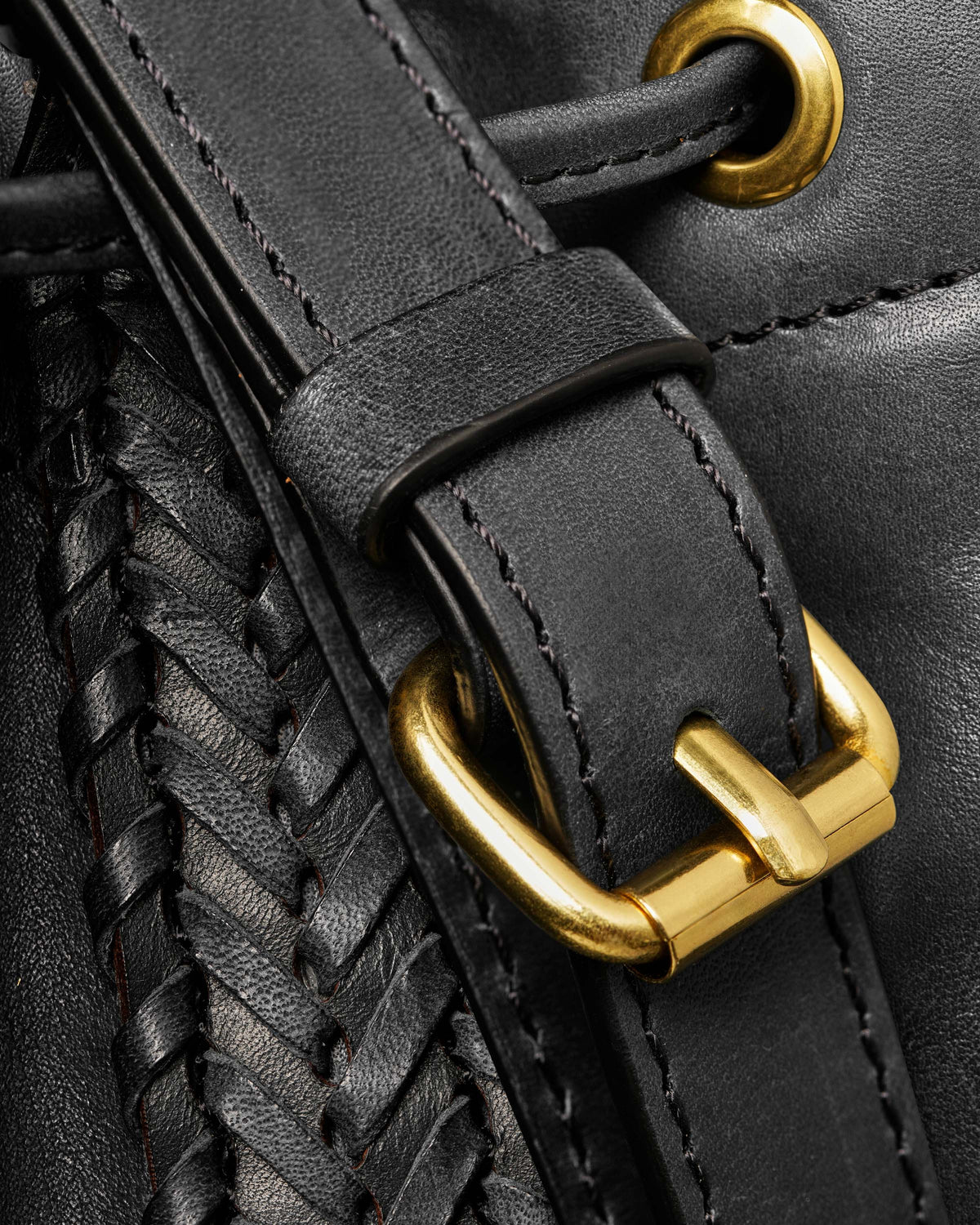 Puck-Puck – Borsa secchiello in vacchetta nera
