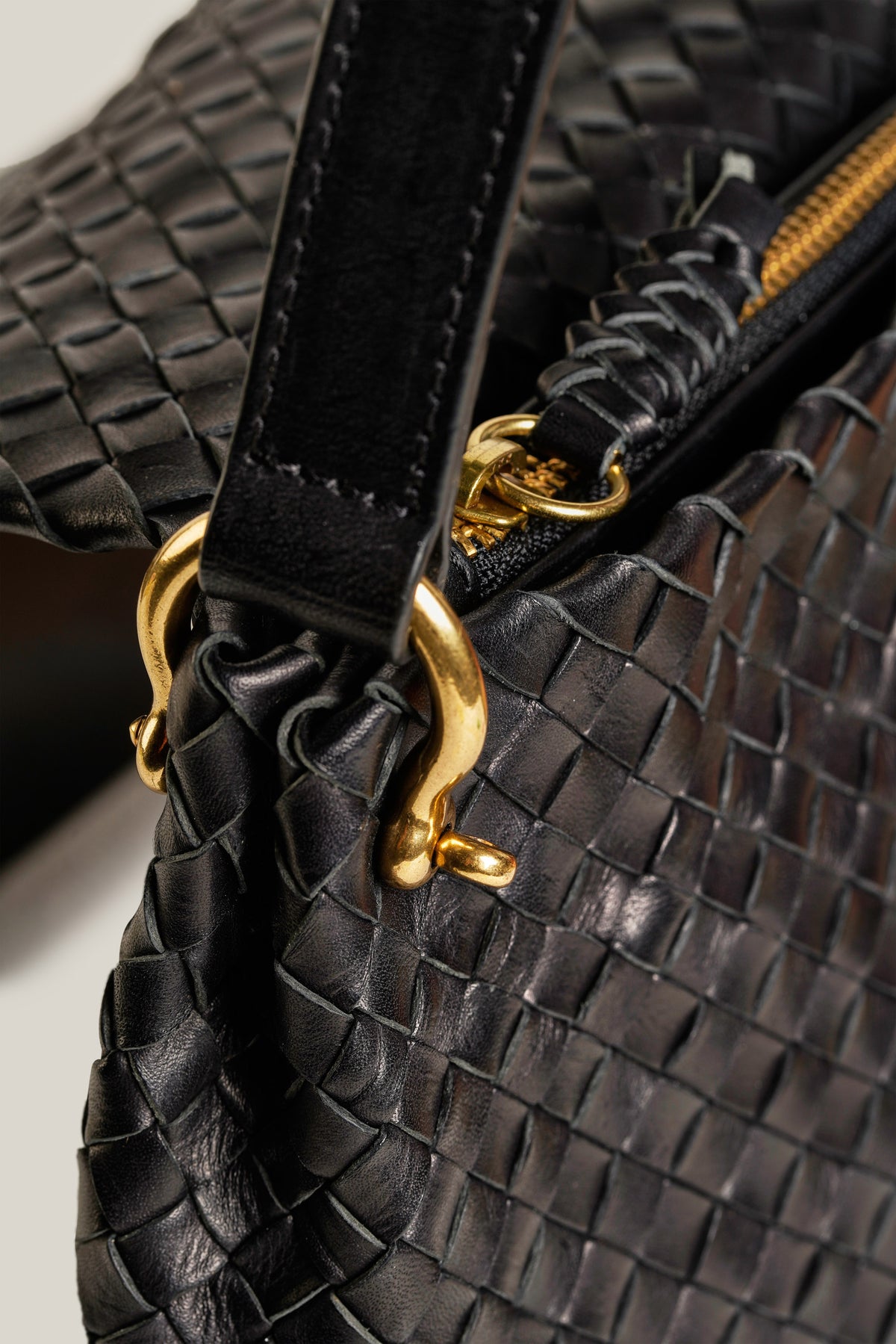 Saddle – Borsa postina in vacchetta intrecciata nera